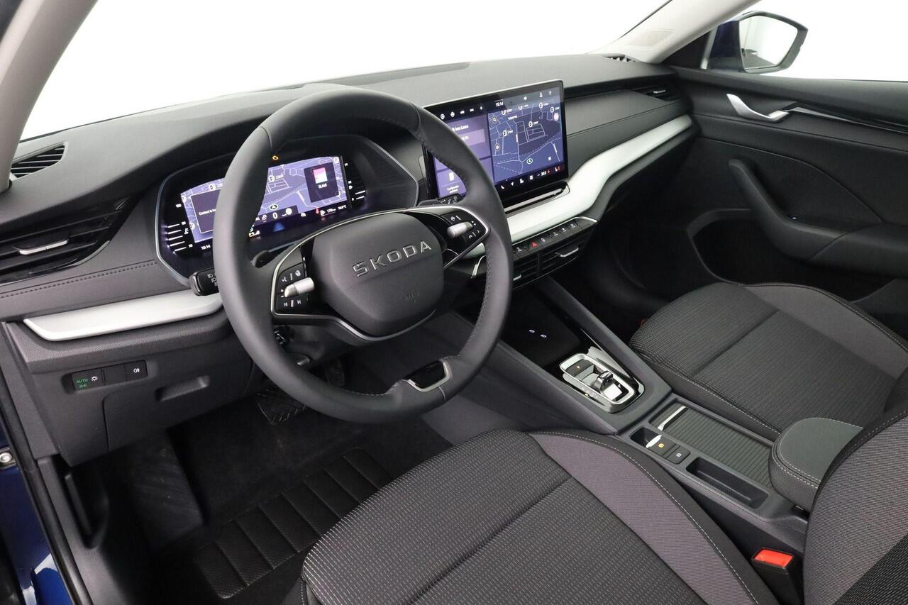 Skoda OCTAVIA combi Business Edition Plus 1.5 TSI m-HEV 85 kW / 115 PK | Speciale lak 'Storm Blue' | 18inch LMV | Trekhaak | Winterpakket | Chromepakket |