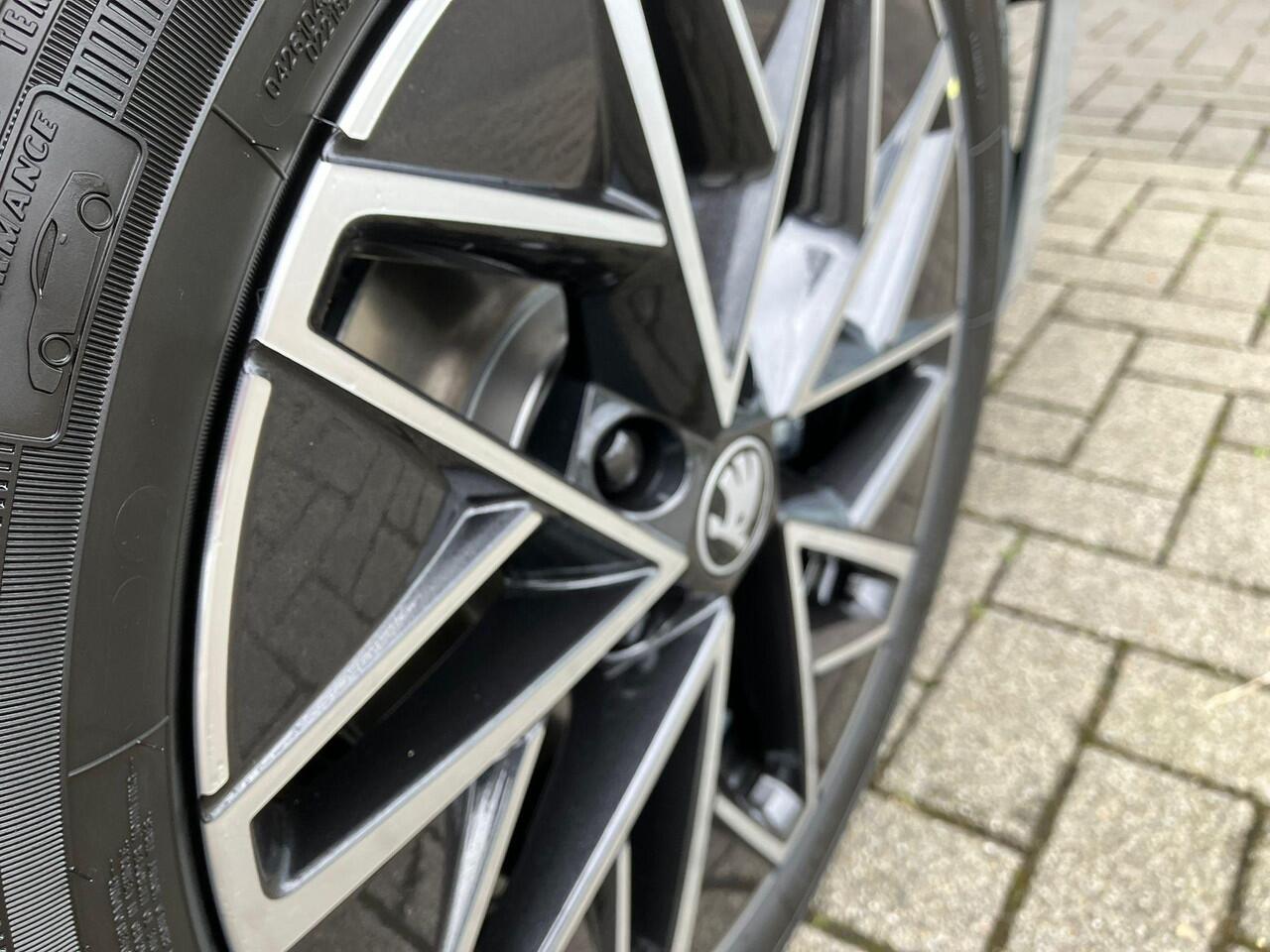 Skoda OCTAVIA Combi Sportline Tour 1.5 TSI 150 PK DSG | Automaat | Trekhaak | Navigatie & Winter pakket | ¤ 2.950 tour voordeel |