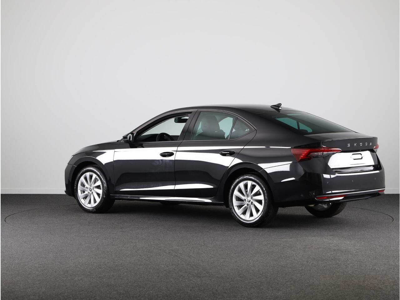 Skoda OCTAVIA Business Edition 1.5 TSI M-HEV 115pk DSG | Private lease vanaf 731,-- | Parkeercamera | 17 inch Lichtmetalen velgen | Verwarmbare voorstoelen | 13 inch display | Adaptieve Cruise Control