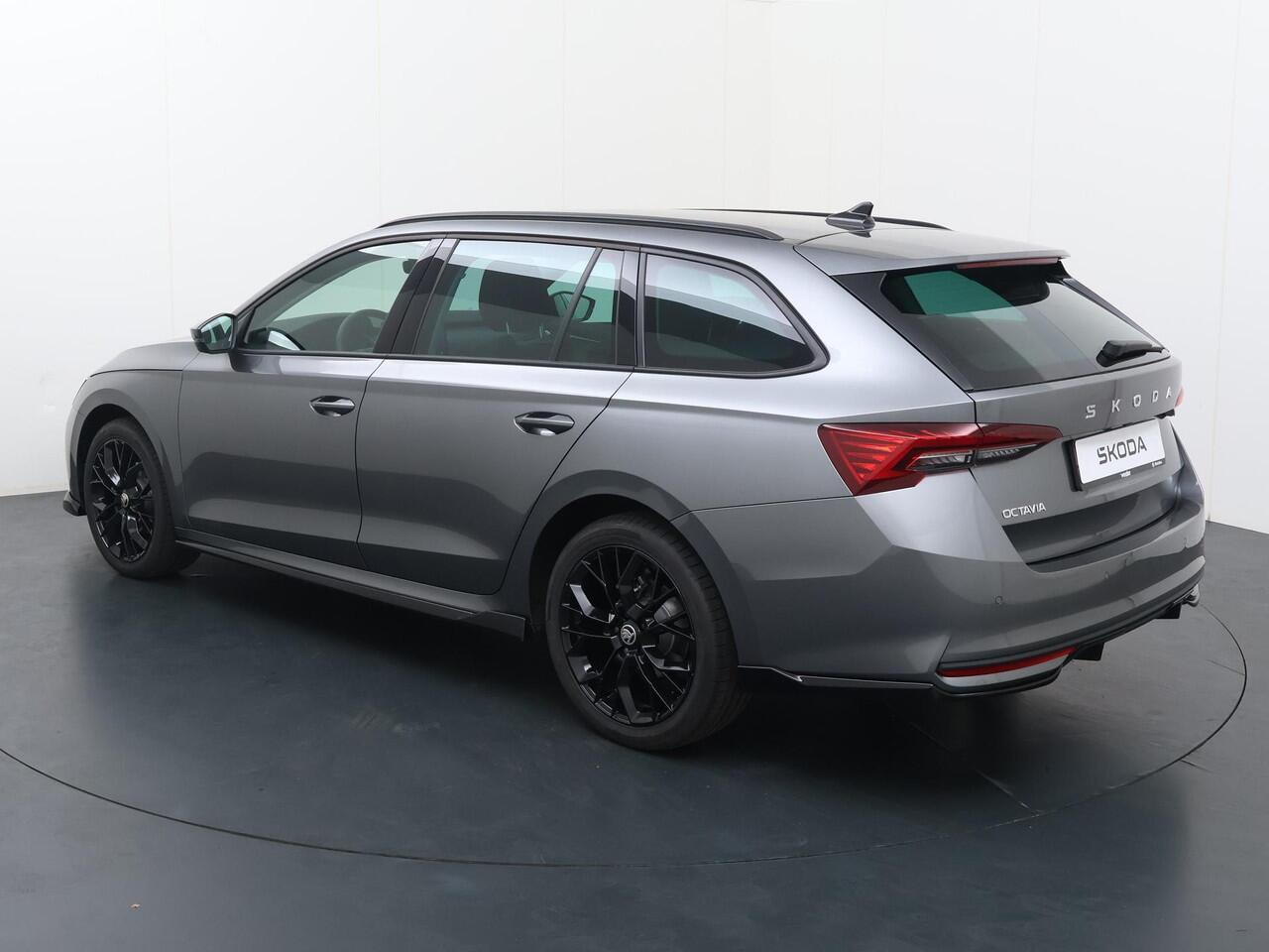 Skoda OCTAVIA Combi First Black Styling Pakket 1.5 TSI DSG | Automaat | Navigatie | Adaptieve cruise control | Apple Carplay/Android Auto | 18" lichtmetalen velgen |