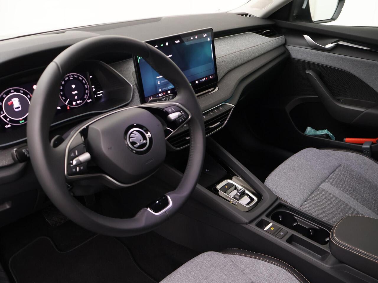 Skoda OCTAVIA Combi First Black Styling Pakket 1.5 TSI DSG | Automaat | Navigatie | Adaptieve cruise control | Apple Carplay/Android Auto | 18" lichtmetalen velgen |