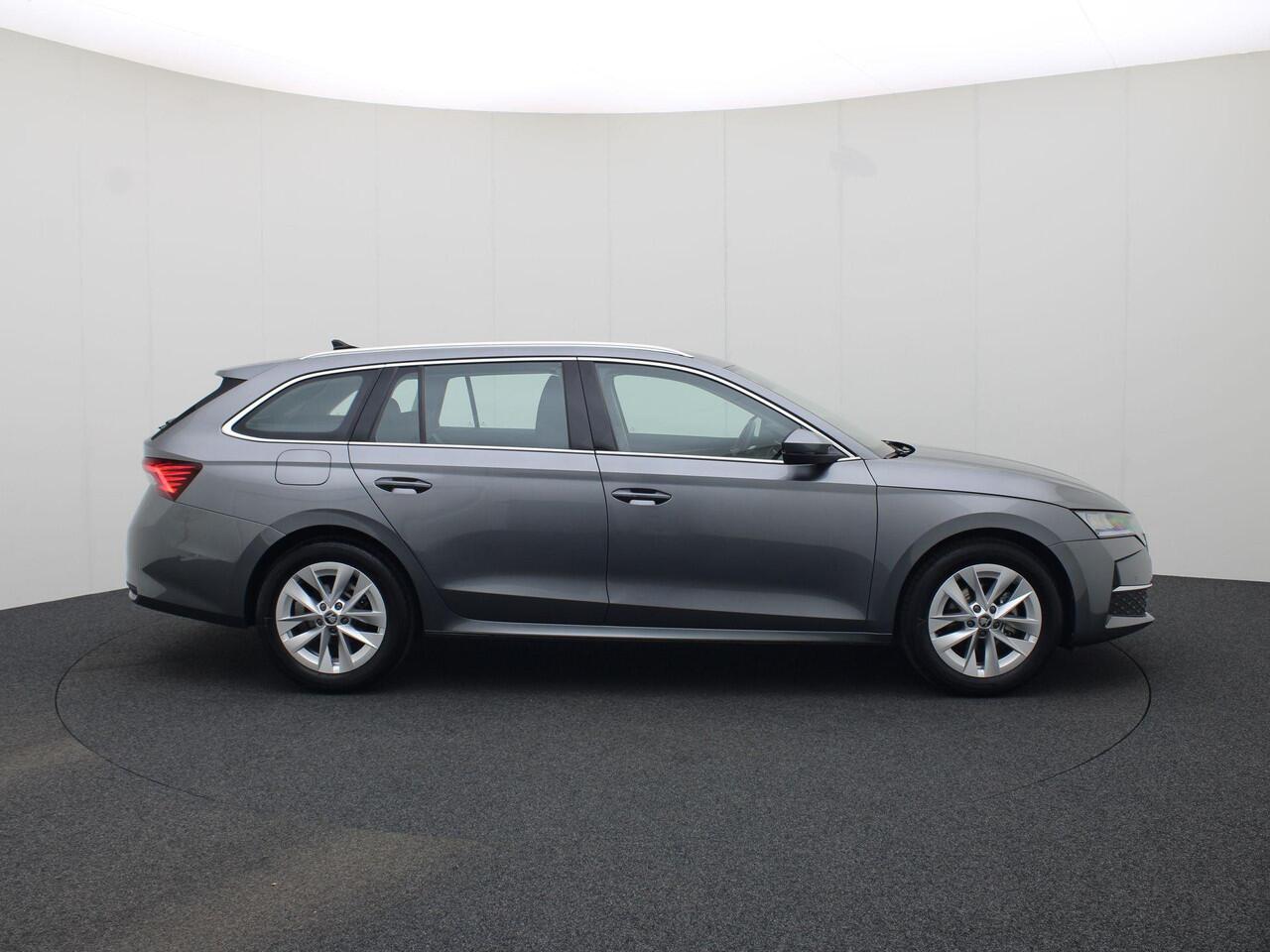 Skoda OCTAVIA Combi 1.5TSI/150PK MHEV Selection DSG · Trekhaak · Camera · Apple/Android Car Play · Achterbank verwarmd · Keyless · Garantie tot januari 2027