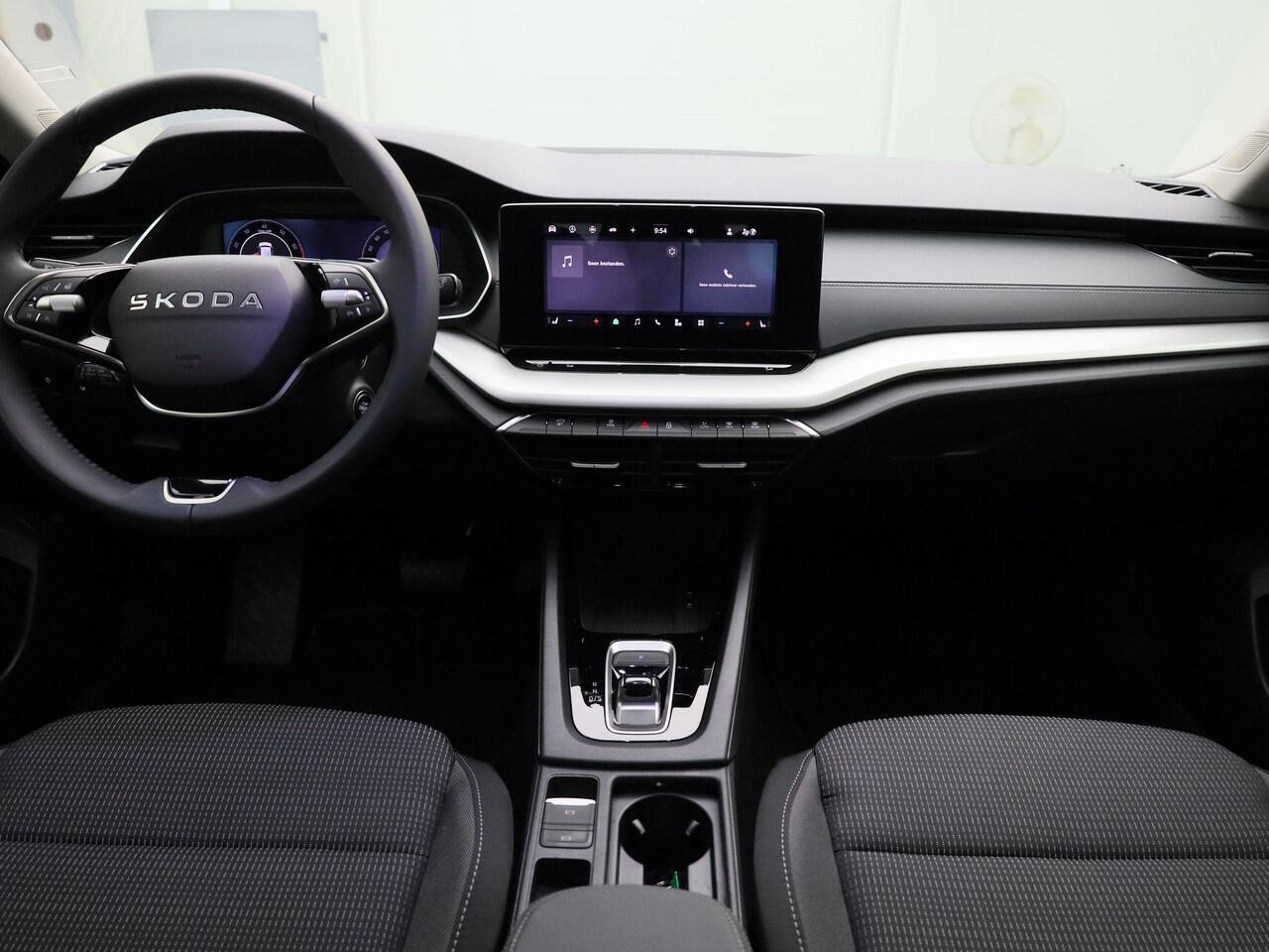 Skoda OCTAVIA Combi 1.5eTSI/150PK MHEV Selection DSG · Camera + Parkeersensoren · Stoel-/stuurverwarming · Trekhaak · Garantie tot januari 2027