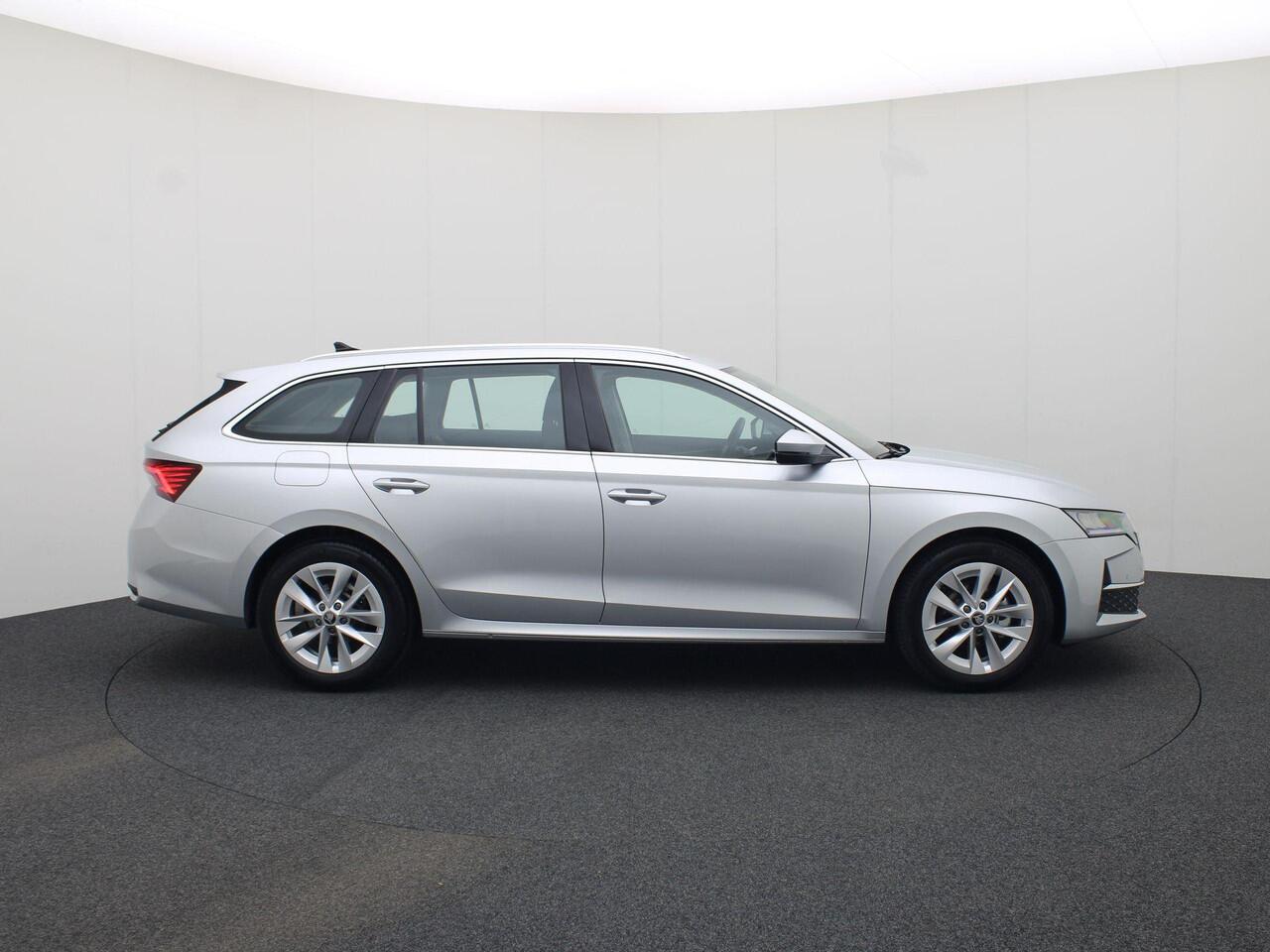 Skoda OCTAVIA Combi 1.5eTSI/150PK MHEV Selection DSG · Camera + Parkeersensoren · Stoel-/stuurverwarming · Trekhaak · Garantie tot januari 2027