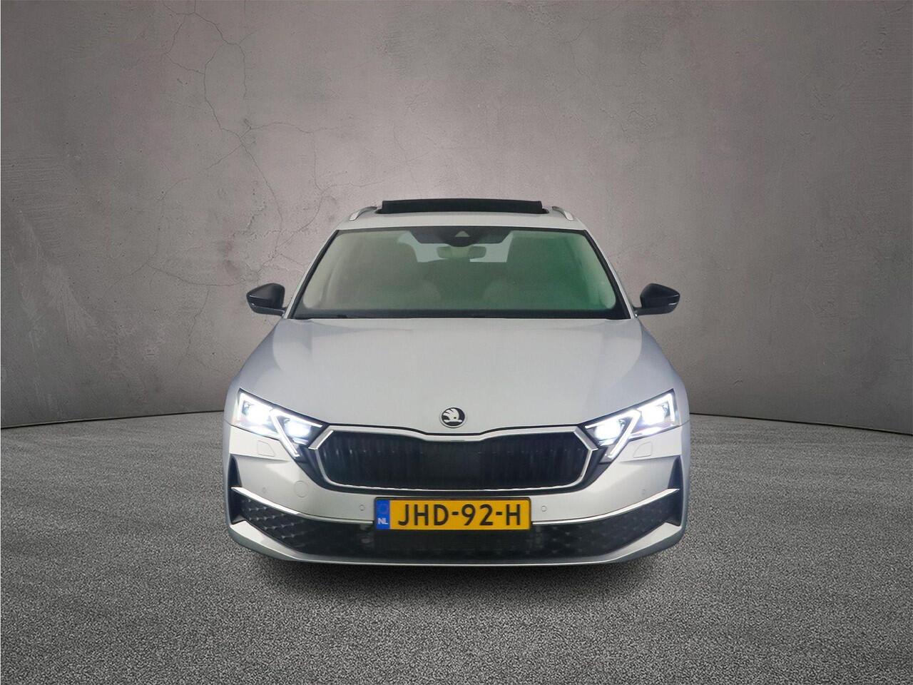 Skoda OCTAVIA Combi Business Edition Plus 1.5 eTSI 115pk DSG Automaat Trekhaak, Panoramadak, Adaptive cruise control, Navigatie, LED matrix koplampen, Achteruitrijcamera