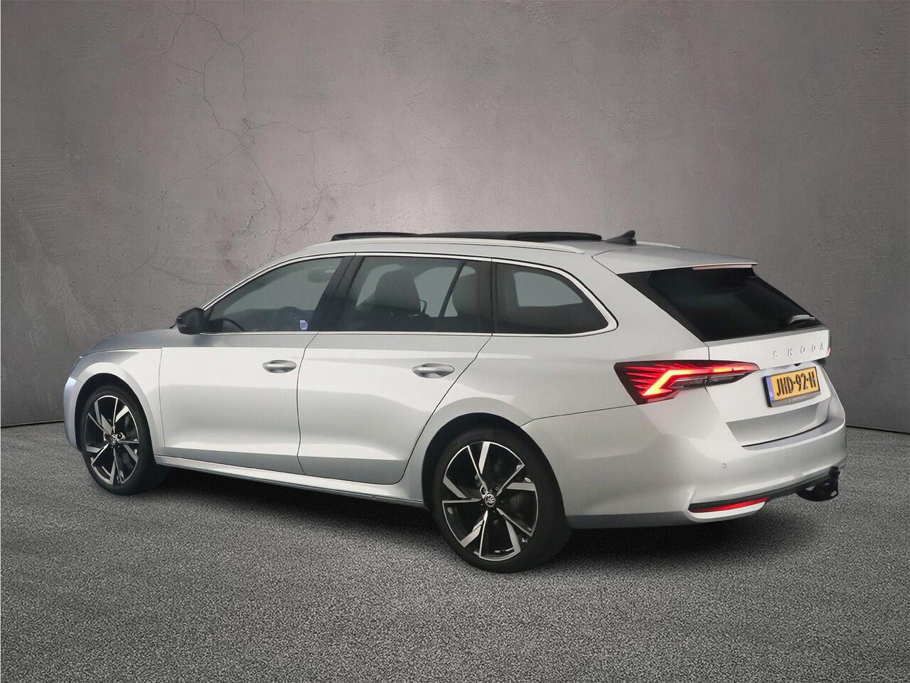 Skoda OCTAVIA Combi Business Edition Plus 1.5 eTSI 115pk DSG Automaat Trekhaak, Panoramadak, Adaptive cruise control, Navigatie, LED matrix koplampen, Achteruitrijcamera