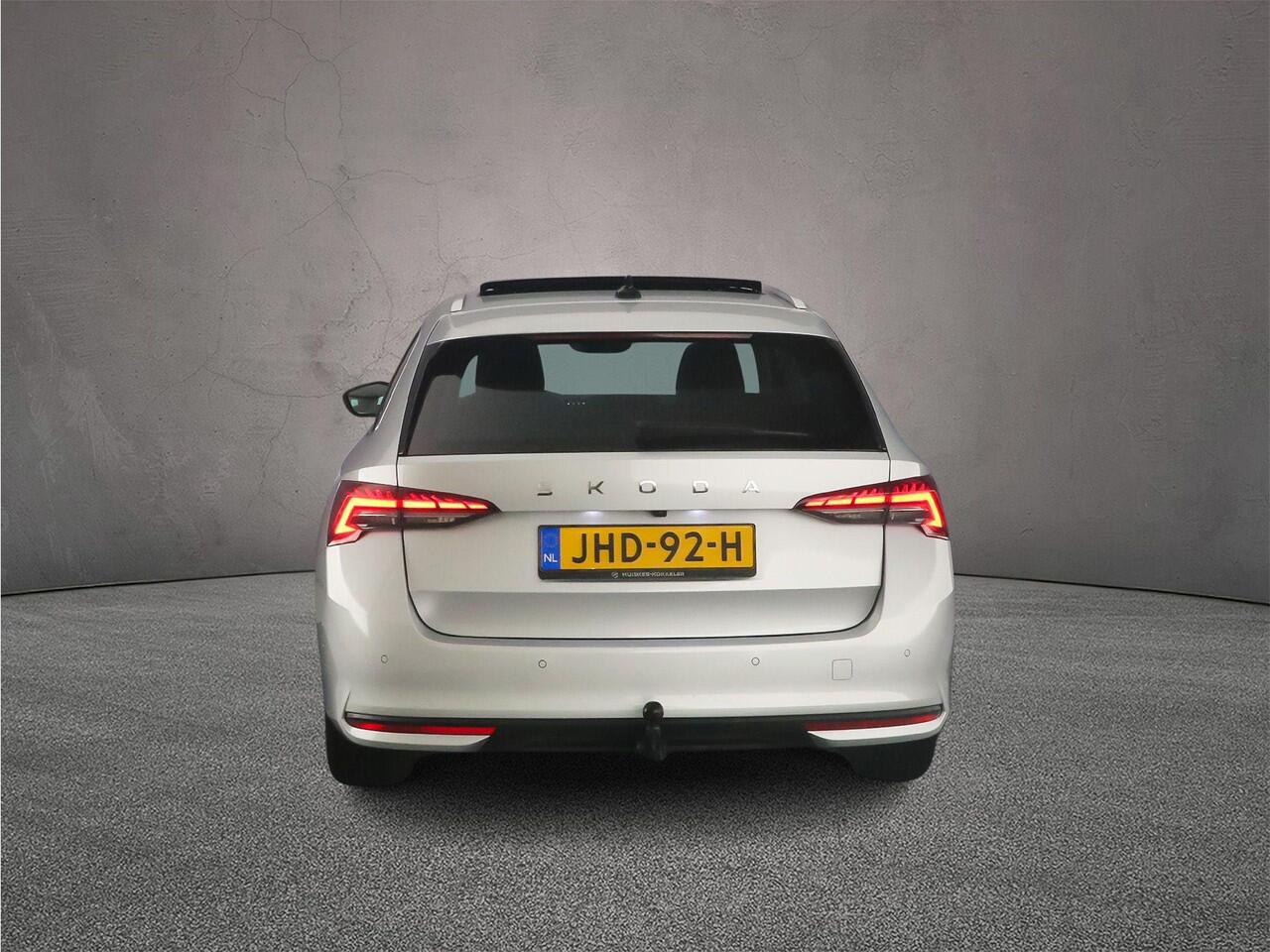 Skoda OCTAVIA Combi Business Edition Plus 1.5 eTSI 115pk DSG Automaat Trekhaak, Panoramadak, Adaptive cruise control, Navigatie, LED matrix koplampen, Achteruitrijcamera