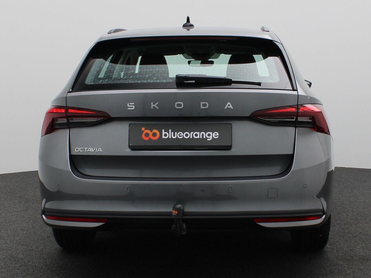 Skoda OCTAVIA Combi 1.5 TSI Edition 115PK Trekhaak, Parkeersensoren Achter, Stoelverwarming, Navi via Apple Carplay/Android Auto, Virtual Cockpit, 18" LM Velgen