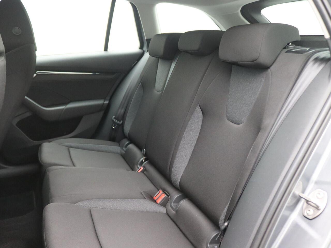 Skoda OCTAVIA Combi 1.5 TSI Edition 115PK Trekhaak, Parkeersensoren Achter, Stoelverwarming, Navi via Apple Carplay/Android Auto, Virtual Cockpit, 18" LM Velgen