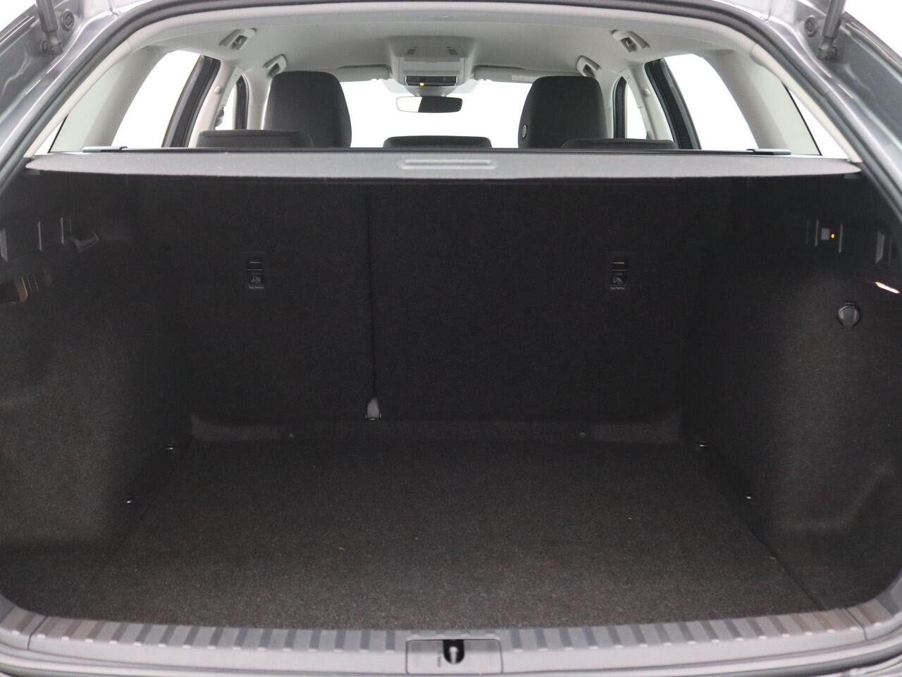 Skoda OCTAVIA Combi 1.5 TSI Edition 115PK Trekhaak, Parkeersensoren Achter, Stoelverwarming, Navi via Apple Carplay/Android Auto, Virtual Cockpit, 18" LM Velgen