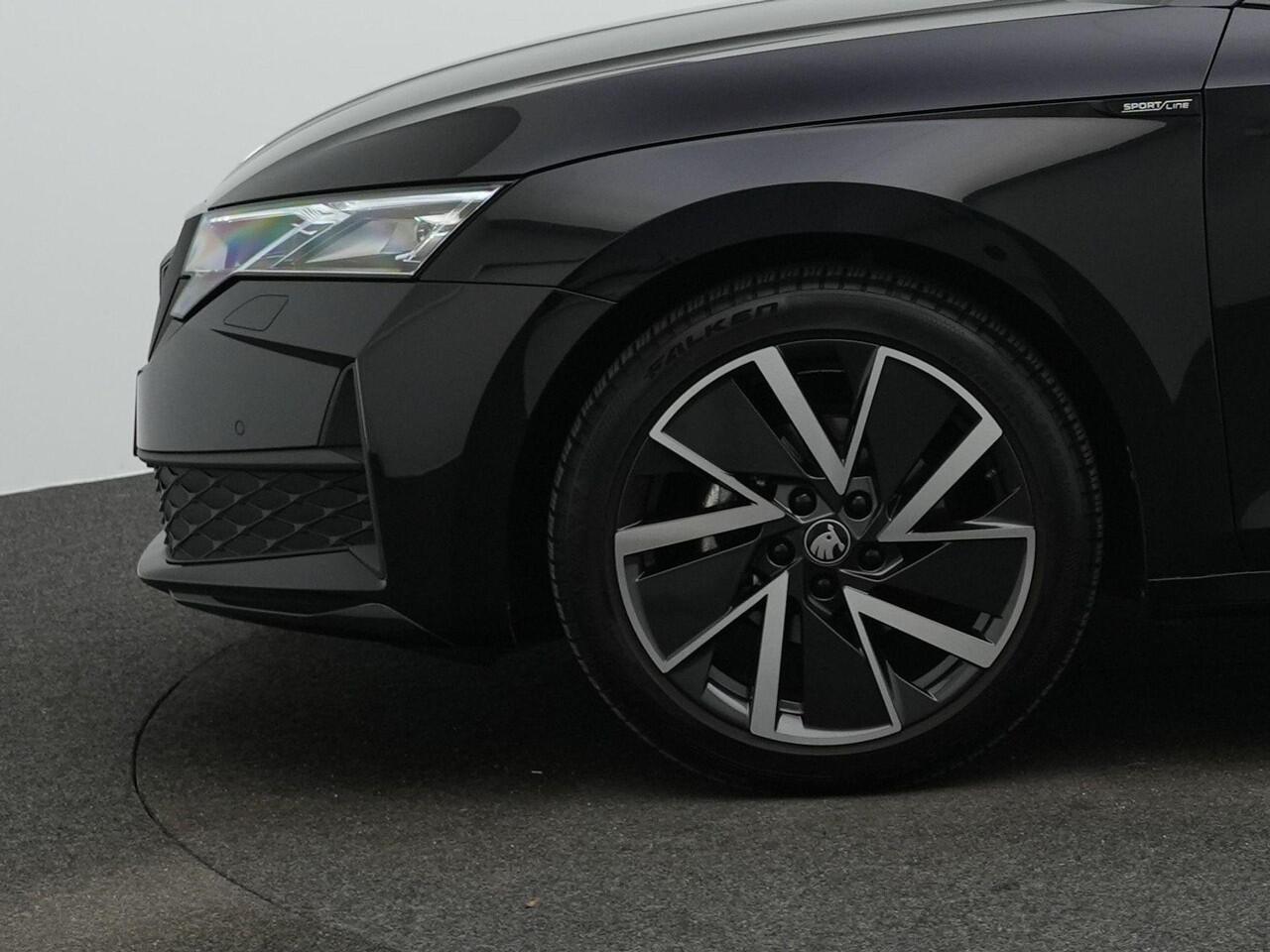 Skoda OCTAVIA Combi 1.5 TSI MHEV 150 pk DSG Sportline | Panoramadak | Trekhaak | 360 camera | Head-up display | Matrix LED