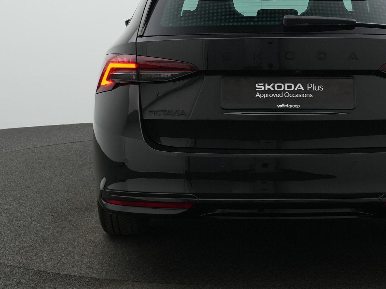 Skoda OCTAVIA Combi 1.5 TSI MHEV 150 pk DSG Sportline | Panoramadak | Trekhaak | 360 camera | Head-up display | Matrix LED