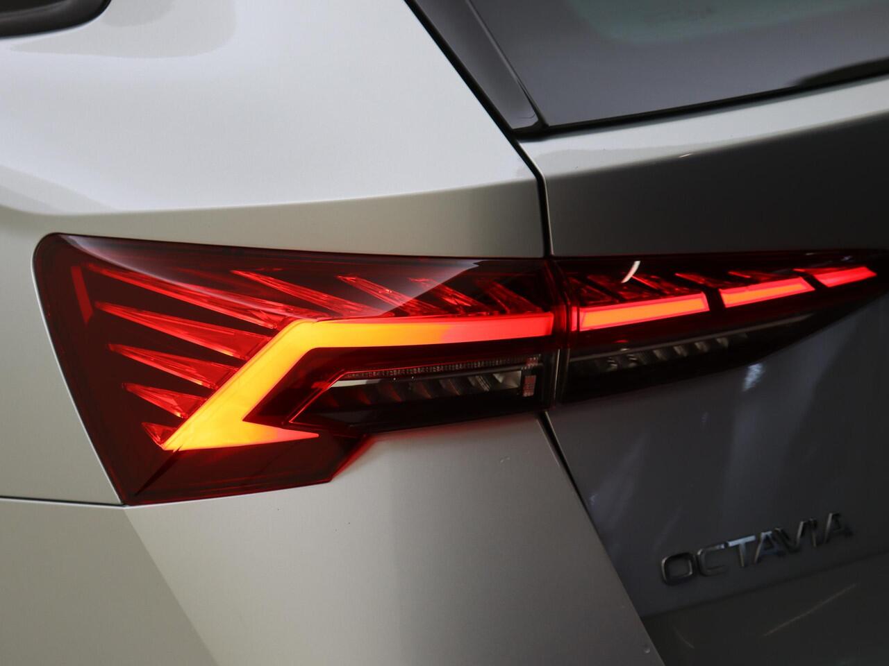 Skoda OCTAVIA Combi 1.5 TSI MHEV Business Edition | Achteruitrijcamera | Head-up display | Dodehoek detectie | Adaptieve cruise control | CarPlay | Stoelverwarming | Digital cockpit |