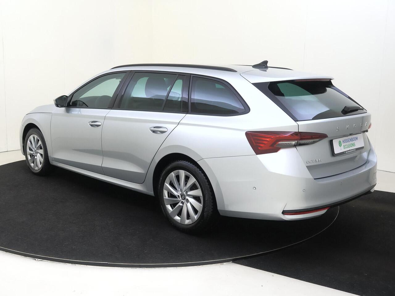 Skoda OCTAVIA Combi 1.5 TSI MHEV Business Edition | Achteruitrijcamera | Head-up display | Dodehoek detectie | Adaptieve cruise control | CarPlay | Stoelverwarming | Digital cockpit |