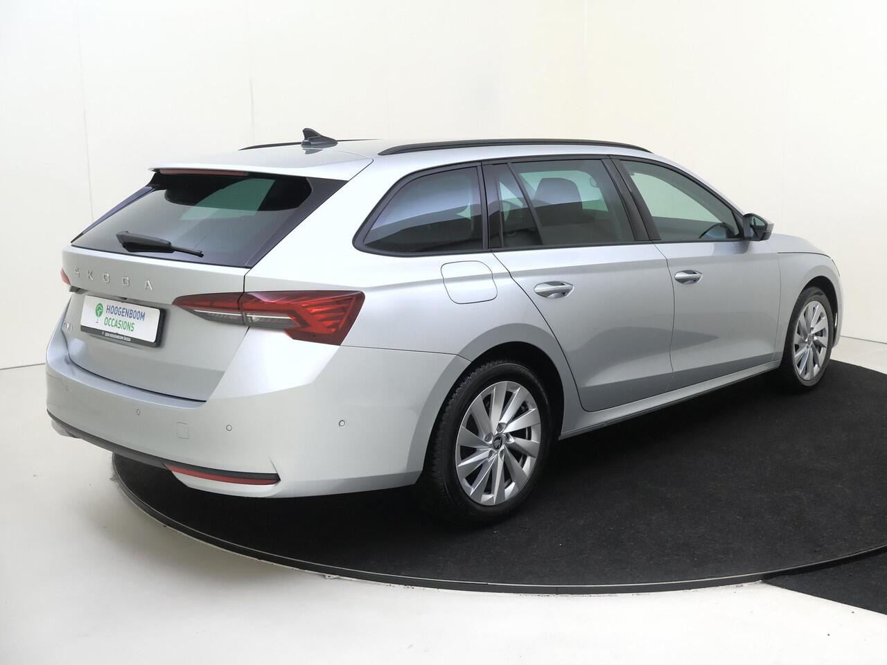 Skoda OCTAVIA Combi 1.5 TSI MHEV Business Edition | Achteruitrijcamera | Head-up display | Dodehoek detectie | Adaptieve cruise control | CarPlay | Stoelverwarming | Digital cockpit |