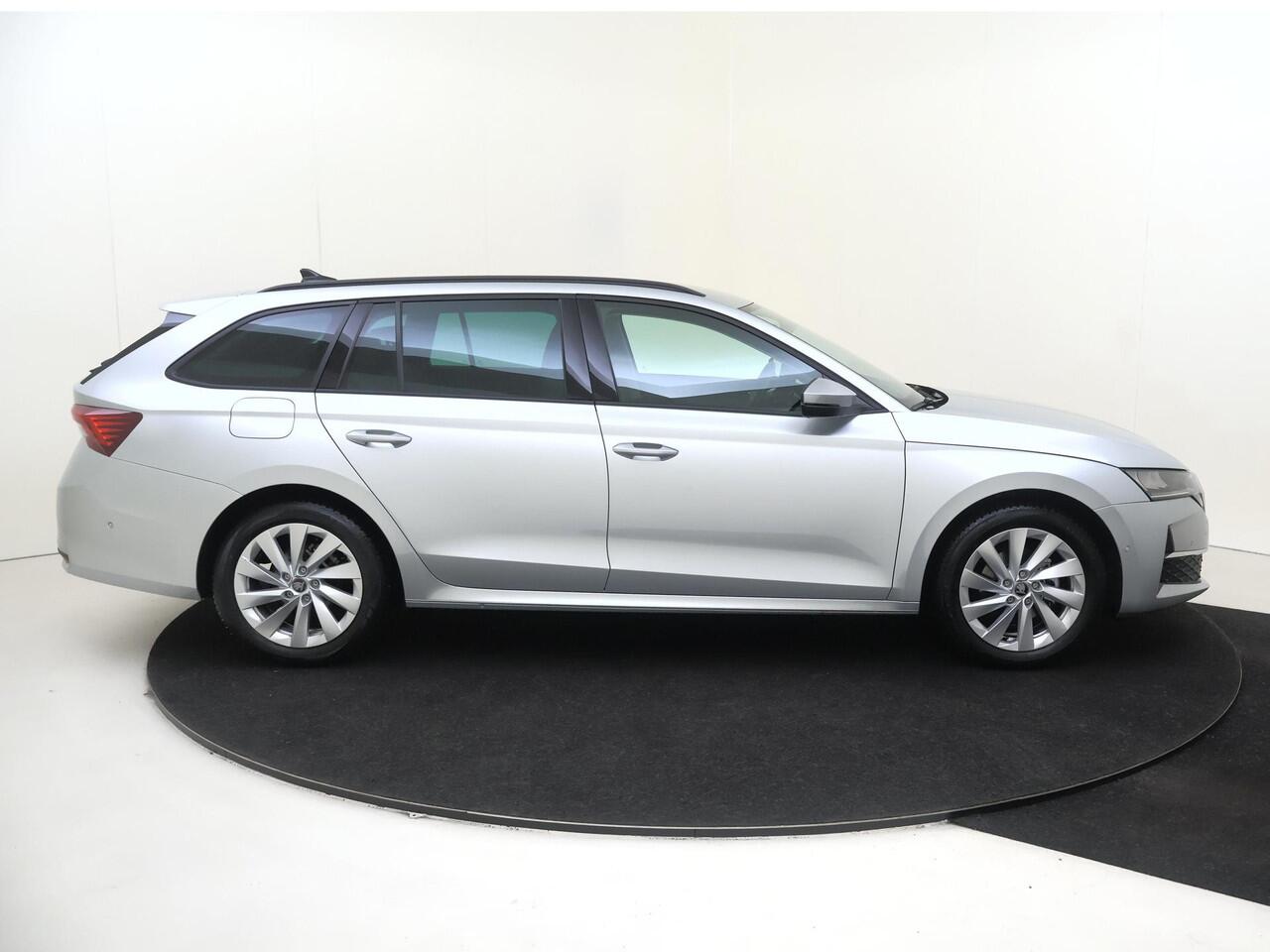 Skoda OCTAVIA Combi 1.5 TSI MHEV Business Edition | Achteruitrijcamera | Head-up display | Dodehoek detectie | Adaptieve cruise control | CarPlay | Stoelverwarming | Digital cockpit |