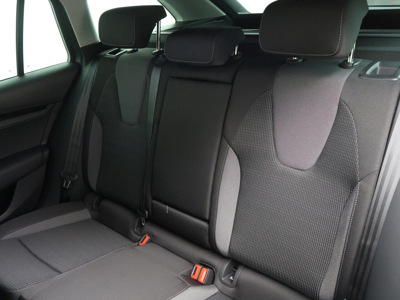 Skoda OCTAVIA Combi Business Edition Plus 1.5 TSI 115 PK | Navigatie | Sunset | 17'' Lichtmetalen velgen | Travel Assist |