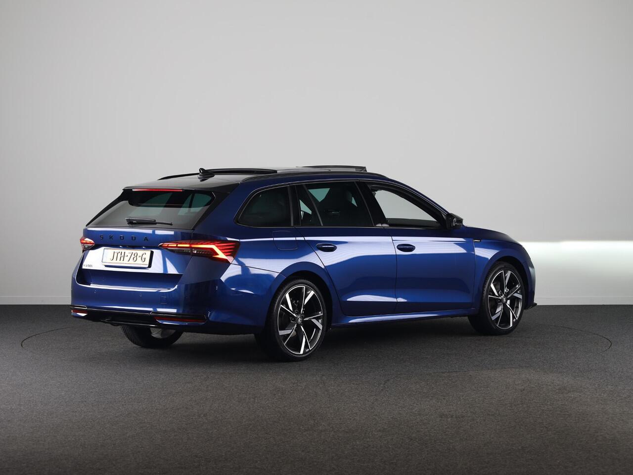 Skoda OCTAVIA Combi Sportline Tour m-HEV 1.5 TSI 150 pk 7 versn. DSG | Schuif/kanteldak | Travel assist | Trekhaak wegklapbaar