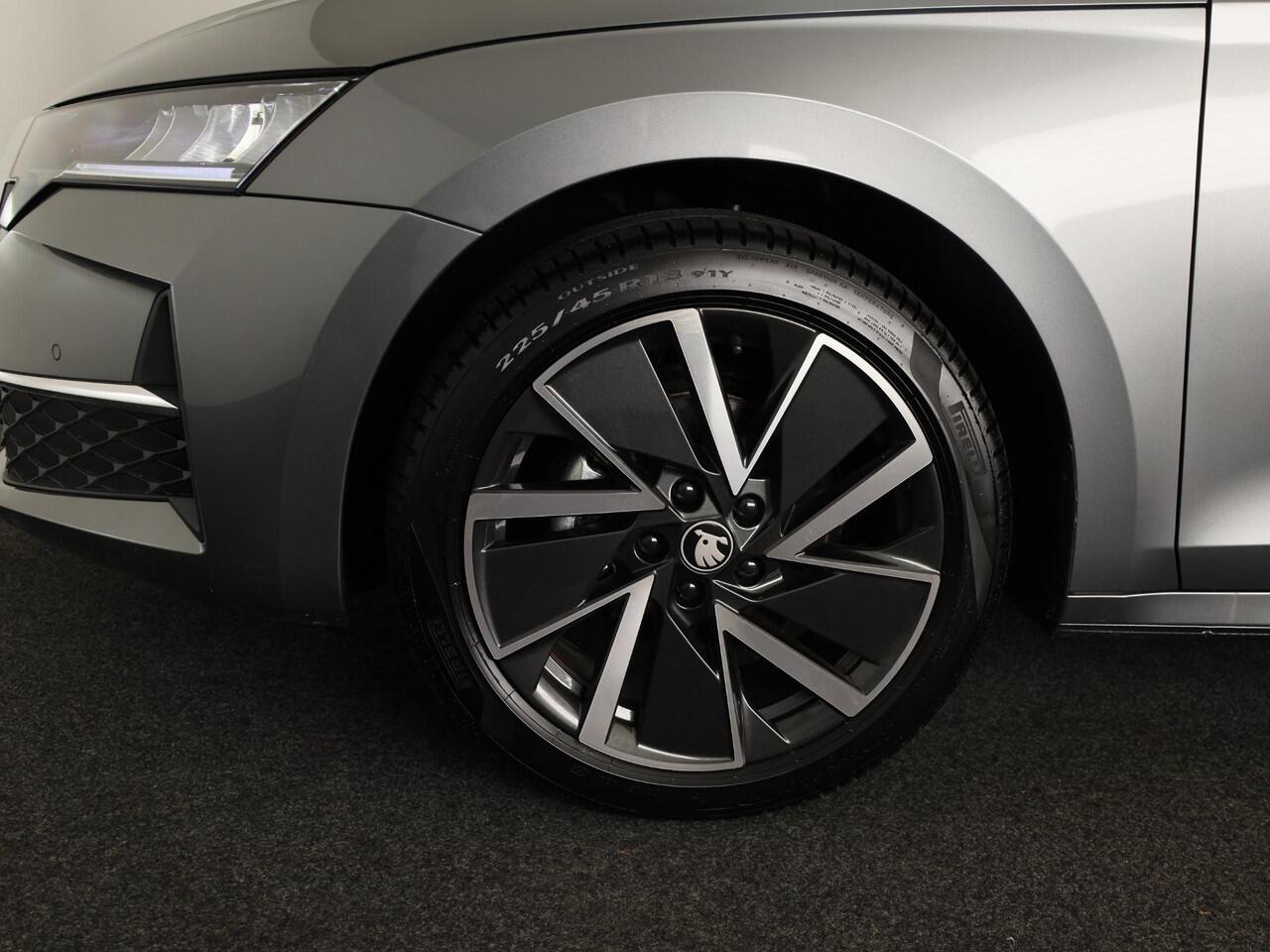 Skoda OCTAVIA Combi Business Edition m-HEV 1.5 TSI 115 pk 7 versn. DSG | Sunset | Wegklapbare trekhaak | 18 inch lichtmetalen velgen Vega Aero zwart