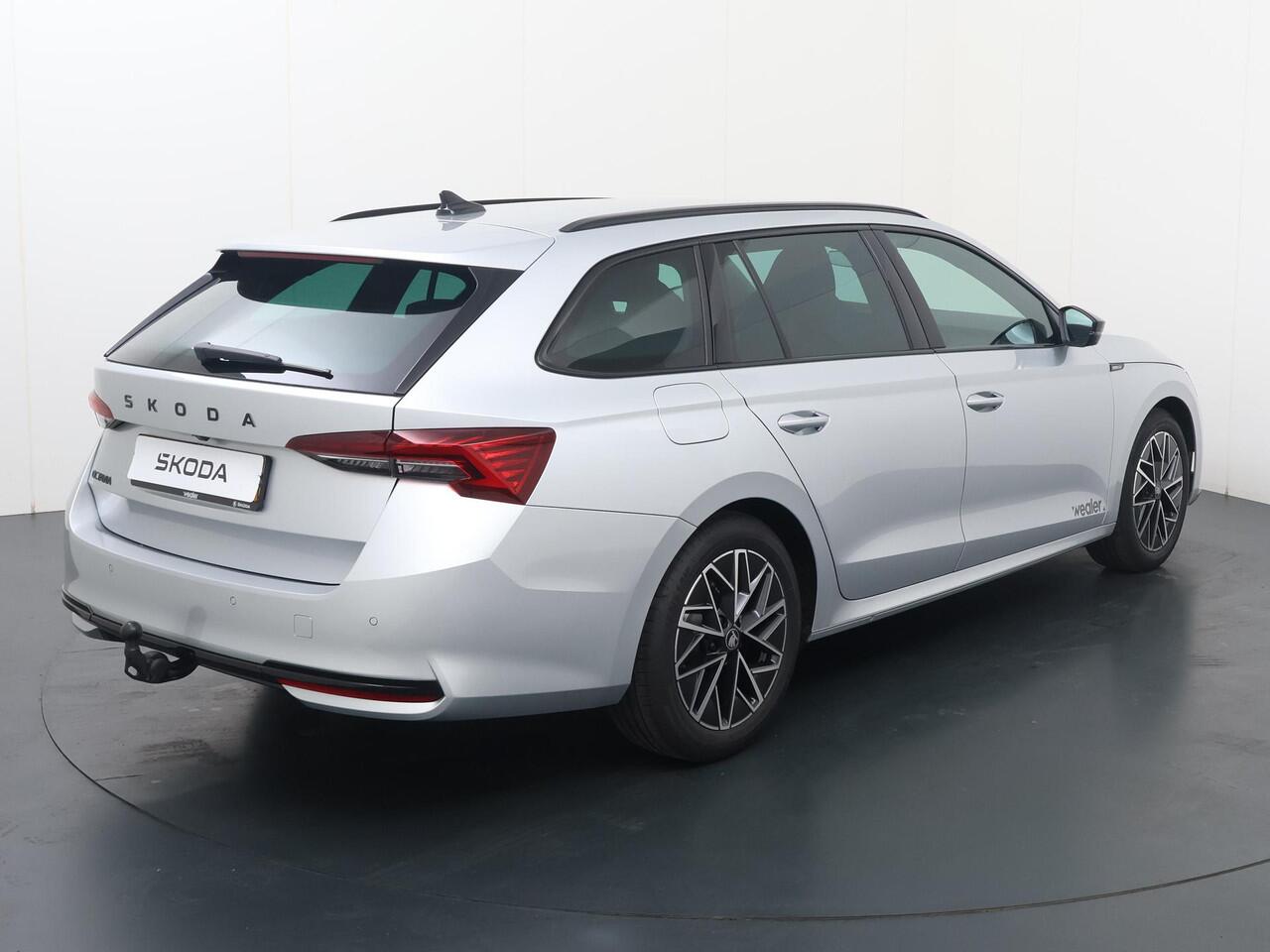 Skoda OCTAVIA Combi Sportline Tour 1.5 TSI 150 PK DSG | Automaat | Trekhaak | Navigatie & Winter pakket | ¤ 2.950 tour voordeel |