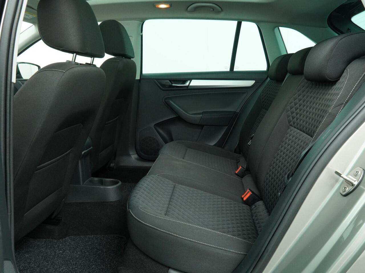 Skoda RAPID Spaceback 1.0 TSI Greentech Drive Automaat - Navigatie - Panoramadak - Stoelverwarming - Trekhaak
