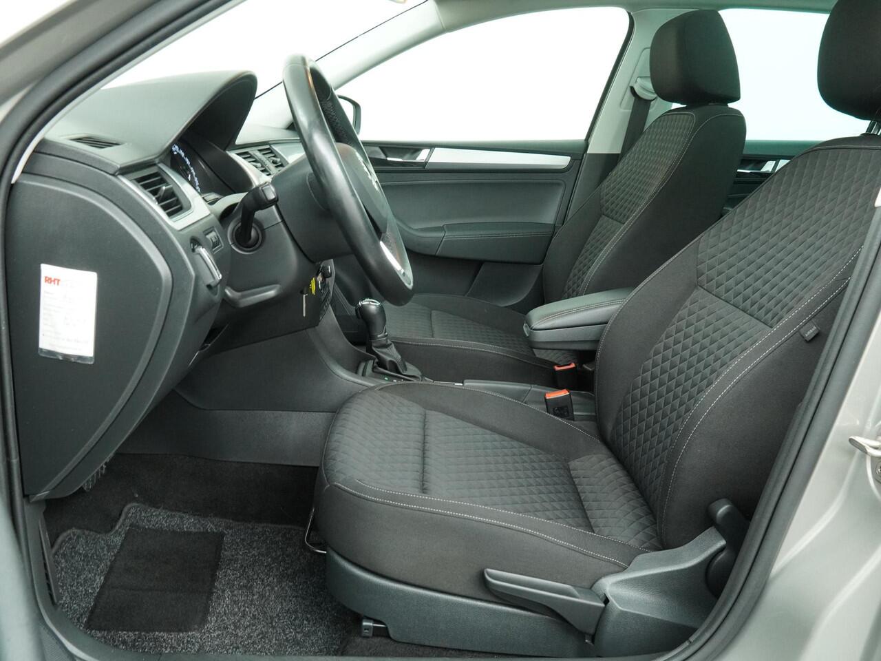 Skoda RAPID Spaceback 1.0 TSI Greentech Drive Automaat - Navigatie - Panoramadak - Stoelverwarming - Trekhaak