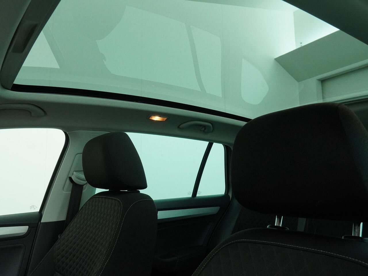 Skoda RAPID Spaceback 1.0 TSI Greentech Drive Automaat - Navigatie - Panoramadak - Stoelverwarming - Trekhaak