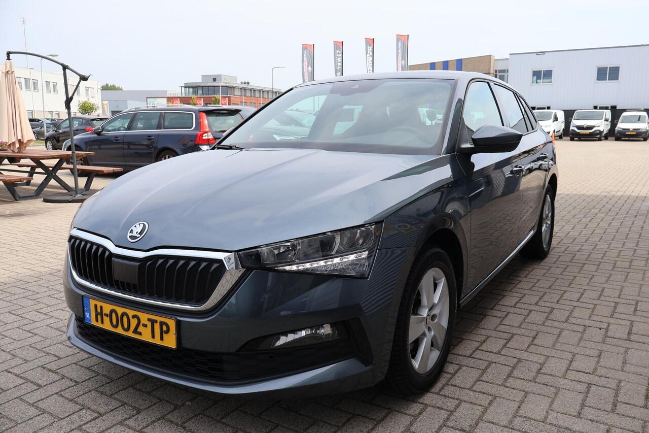 Skoda SCALA 1.5 Sport Business 1e Eigenaar | NL-Auto | Volledig Onderh | BTW | Klapbare Trekhaak | Camera | Donkere Hemel | Carplay | Full Led | Cruise | Bots waarschuwing | Full Led