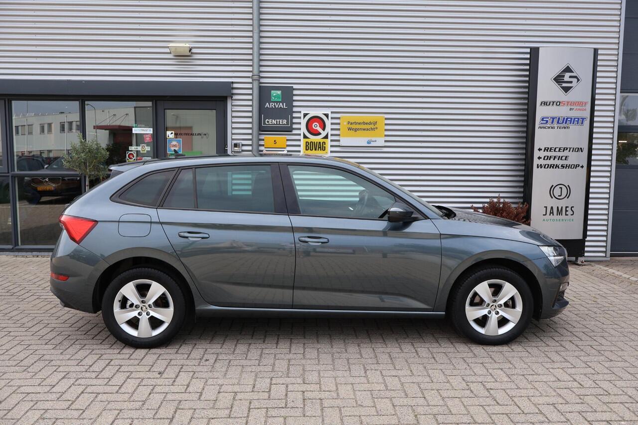 Skoda SCALA 1.5 Sport Business 1e Eigenaar | NL-Auto | Volledig Onderh | BTW | Klapbare Trekhaak | Camera | Donkere Hemel | Carplay | Full Led | Cruise | Bots waarschuwing | Full Led