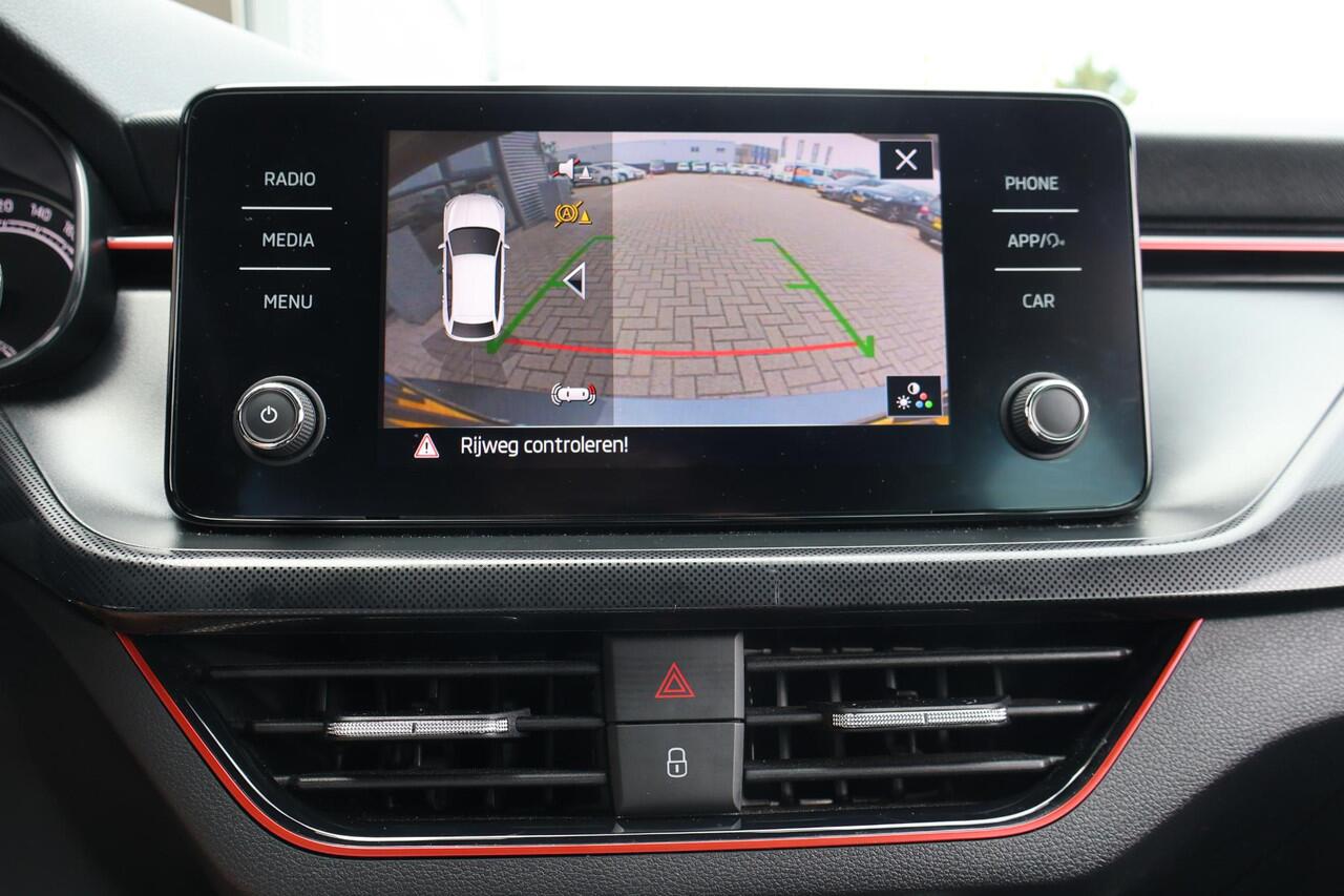 Skoda SCALA 1.5 Sport Business 1e Eigenaar | NL-Auto | Volledig Onderh | BTW | Klapbare Trekhaak | Camera | Donkere Hemel | Carplay | Full Led | Cruise | Bots waarschuwing | Full Led