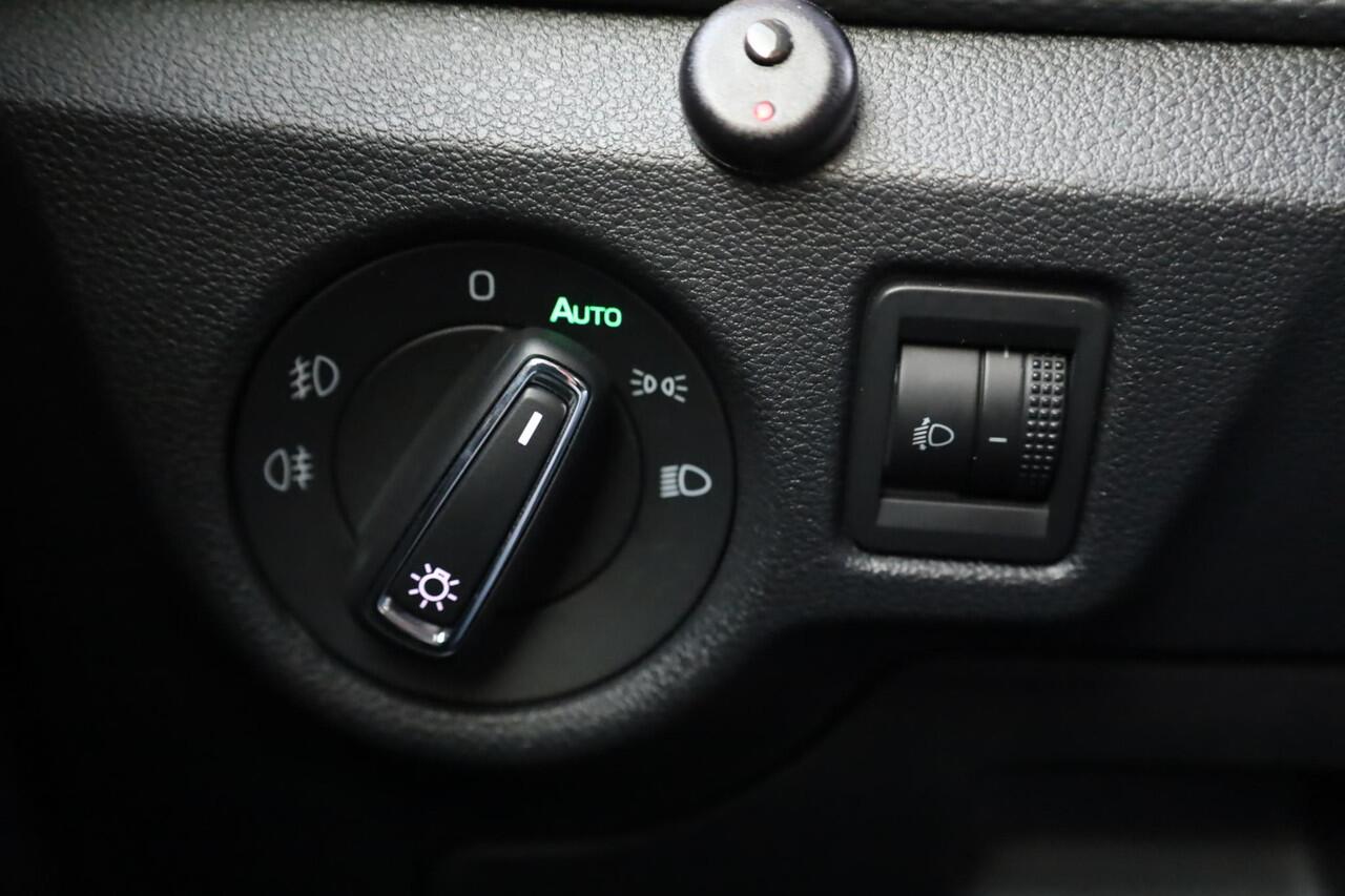 Skoda SCALA 1.0 TSI Ambition achteruitrijcamera spiegels inklapbaar cruise control parkeersensoren DAB+ adaptieve cruisecontrol licht en regensensor carplay dealer onderhouden