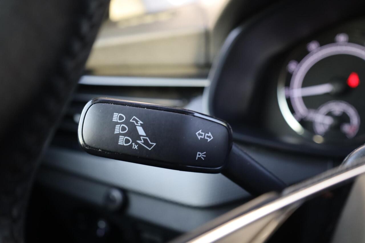 Skoda SCALA 1.0 TSI Ambition achteruitrijcamera spiegels inklapbaar cruise control parkeersensoren DAB+ adaptieve cruisecontrol licht en regensensor carplay dealer onderhouden