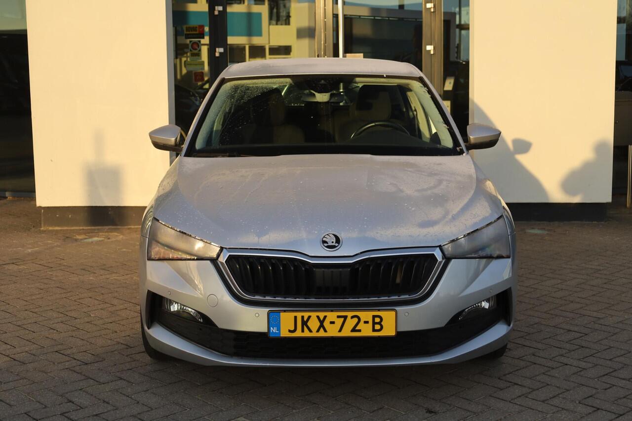 Skoda SCALA 1.0 TSI Ambition achteruitrijcamera spiegels inklapbaar cruise control parkeersensoren DAB+ adaptieve cruisecontrol licht en regensensor carplay dealer onderhouden