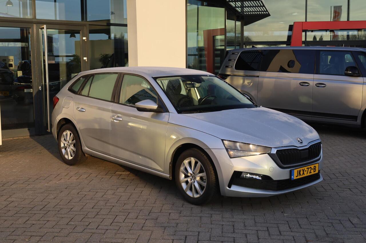 Skoda SCALA 1.0 TSI Ambition achteruitrijcamera spiegels inklapbaar cruise control parkeersensoren DAB+ adaptieve cruisecontrol licht en regensensor carplay dealer onderhouden