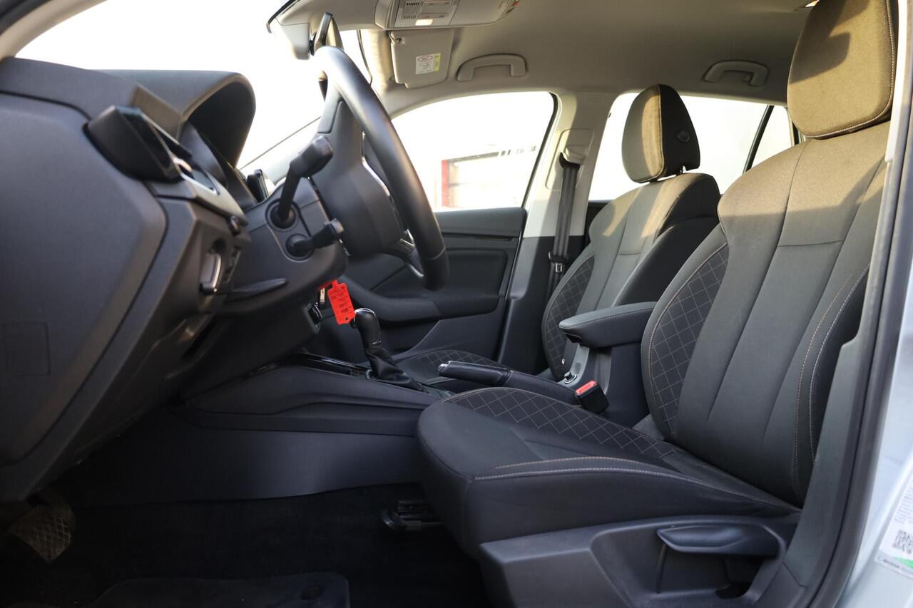 Skoda SCALA 1.0 TSI Ambition achteruitrijcamera spiegels inklapbaar cruise control parkeersensoren DAB+ adaptieve cruisecontrol licht en regensensor carplay dealer onderhouden