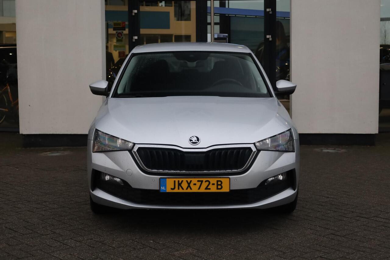 Skoda SCALA 1.0 TSI Ambition achteruitrijcamera spiegels inklapbaar cruise control parkeersensoren DAB+ adaptieve cruisecontrol licht en regensensor carplay dealer onderhouden