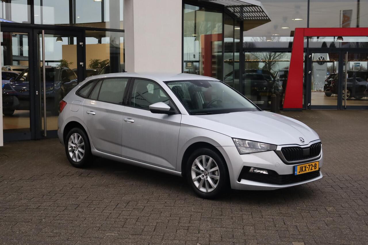 Skoda SCALA 1.0 TSI Ambition achteruitrijcamera spiegels inklapbaar cruise control parkeersensoren DAB+ adaptieve cruisecontrol licht en regensensor carplay dealer onderhouden
