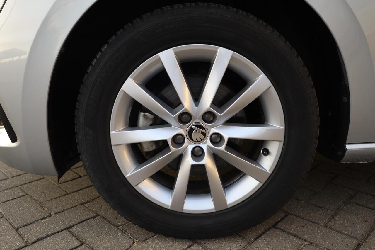 Skoda SCALA 1.0 TSI Ambition achteruitrijcamera spiegels inklapbaar cruise control parkeersensoren DAB+ adaptieve cruisecontrol licht en regensensor carplay dealer onderhouden