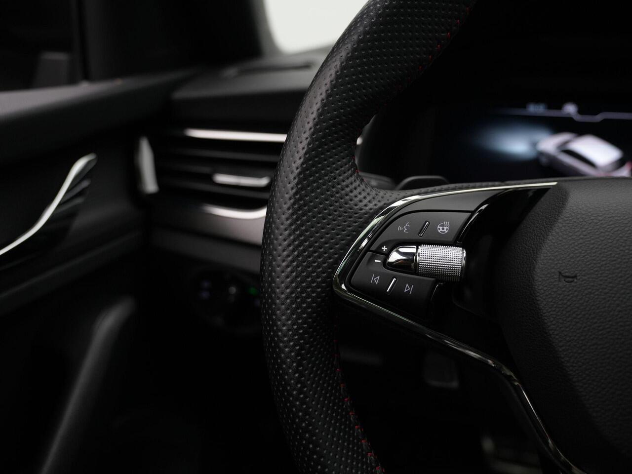 Skoda SCALA 1.5 TSI 150 pk DSG Monte Carlo | Panoramadak | Stuur-/stoelverwarming | Parkeersensoren voor/achter | Carplay