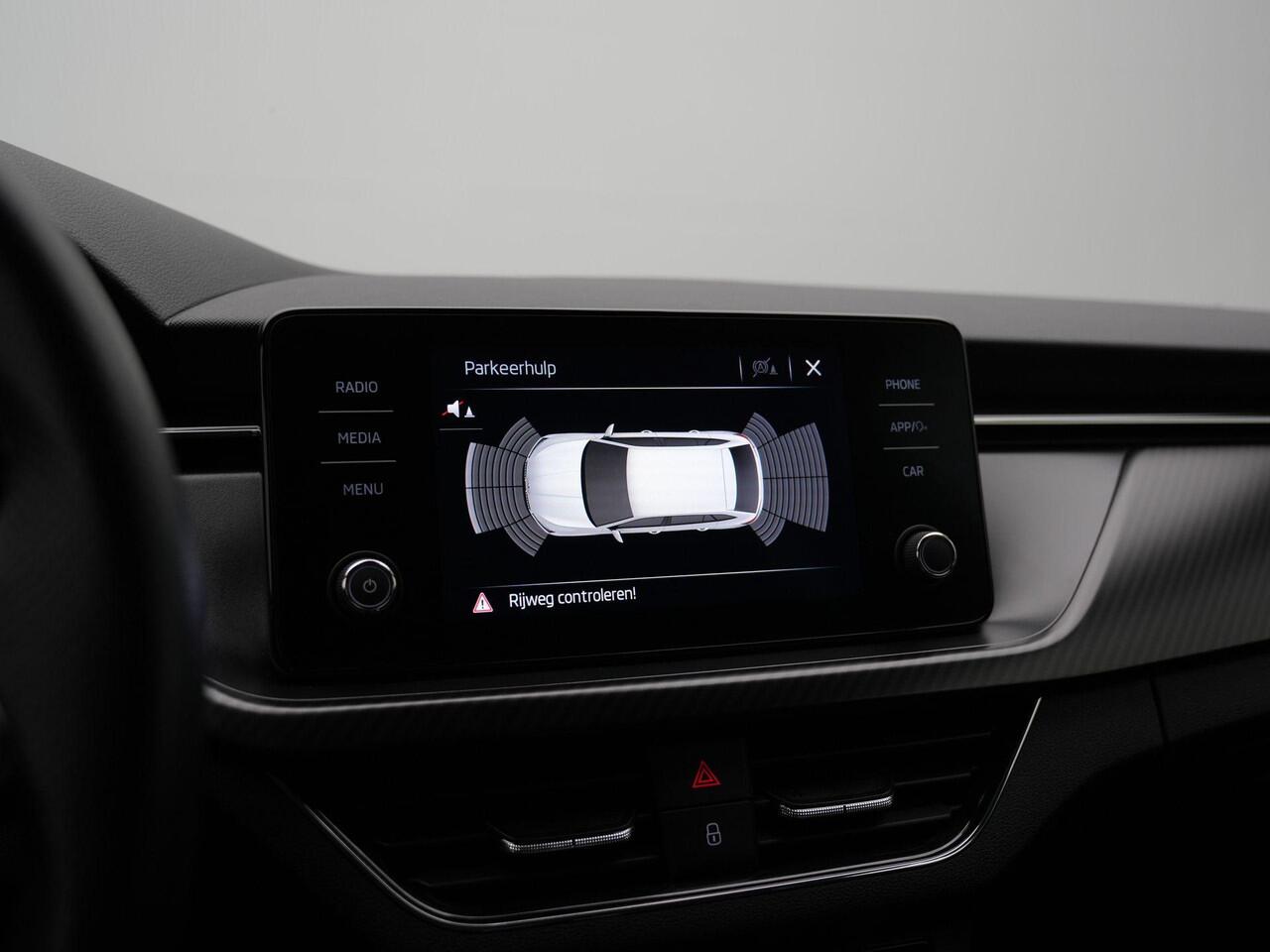 Skoda SCALA 1.5 TSI 150 pk DSG Monte Carlo | Panoramadak | Stuur-/stoelverwarming | Parkeersensoren voor/achter | Carplay