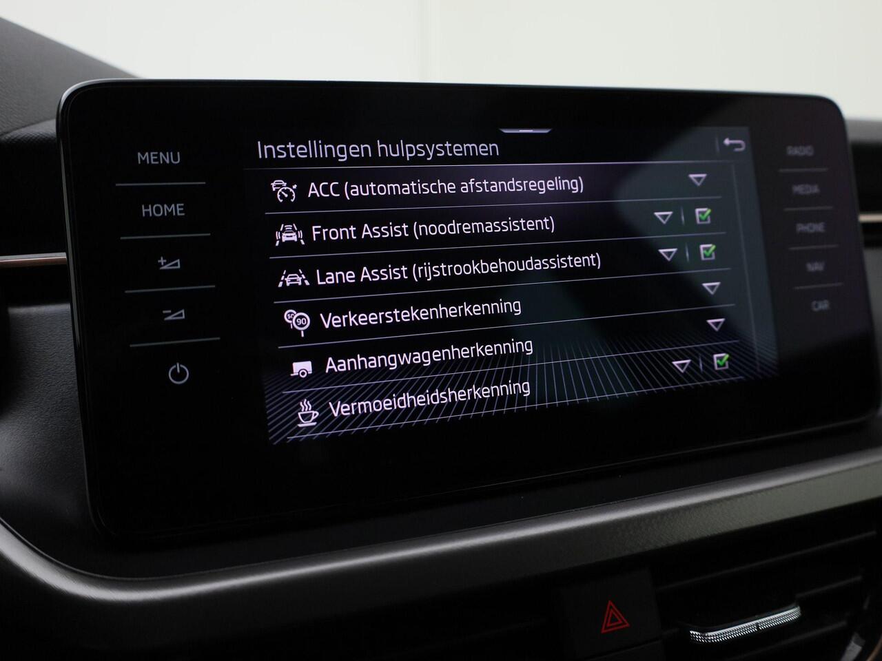 Skoda SCALA 1.0TSI/110PK Business Edition DSG · Apple/Android Car Play · Camera · Navigatie · Stoelverwarming · Clima · Trekhaak · Parkeersensoren · Garantie t/m 11-03-2026 of 100000km