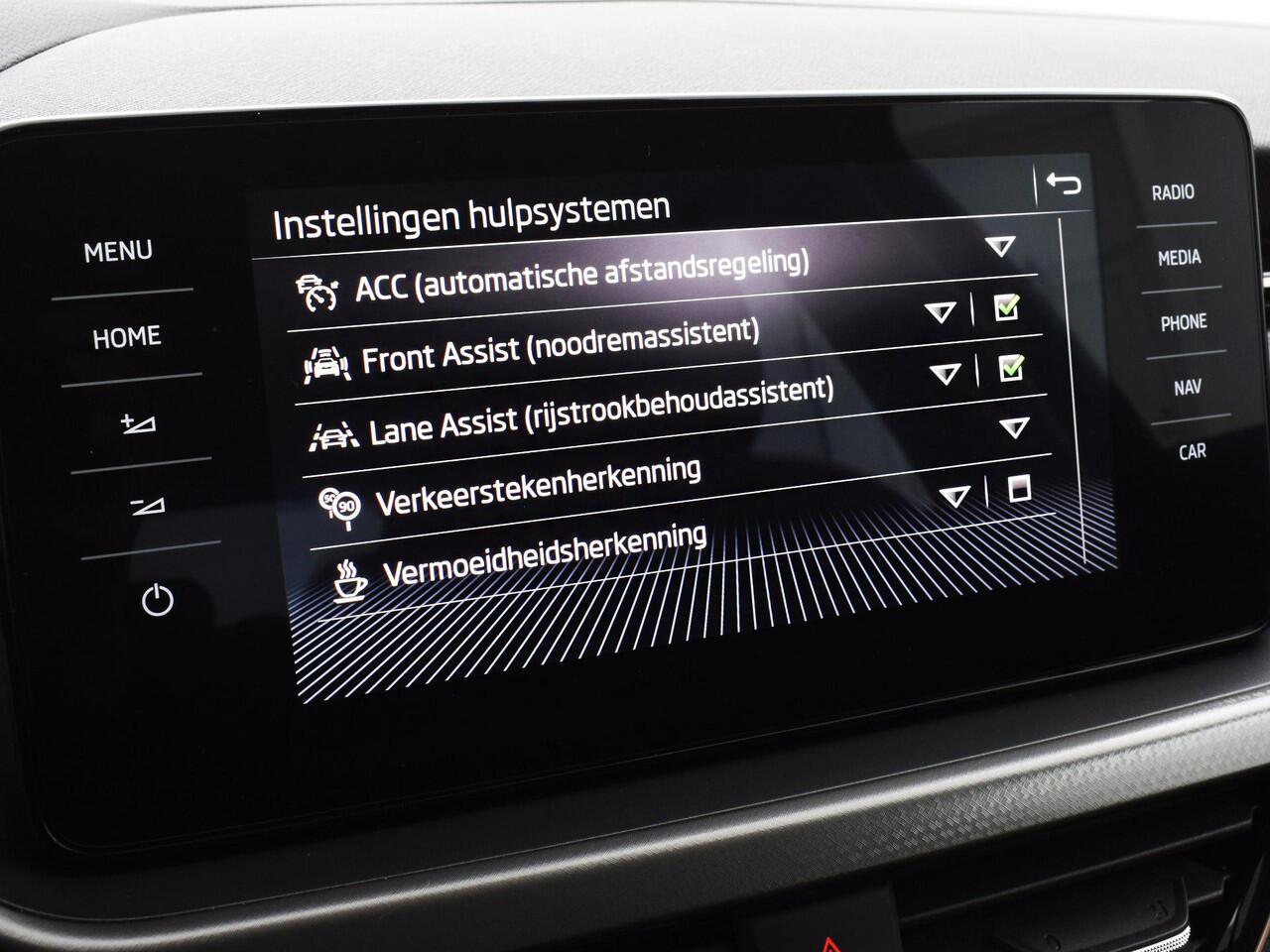 Skoda SCALA 1.0 TSI 110pk Business Edition · Apple/Android Car Play · Navigatie · Stoelverwarming · P-Sensoren · Draadloos Opladen · 17 Inch · Garantie t/m 10-08-2027 of 100.000km