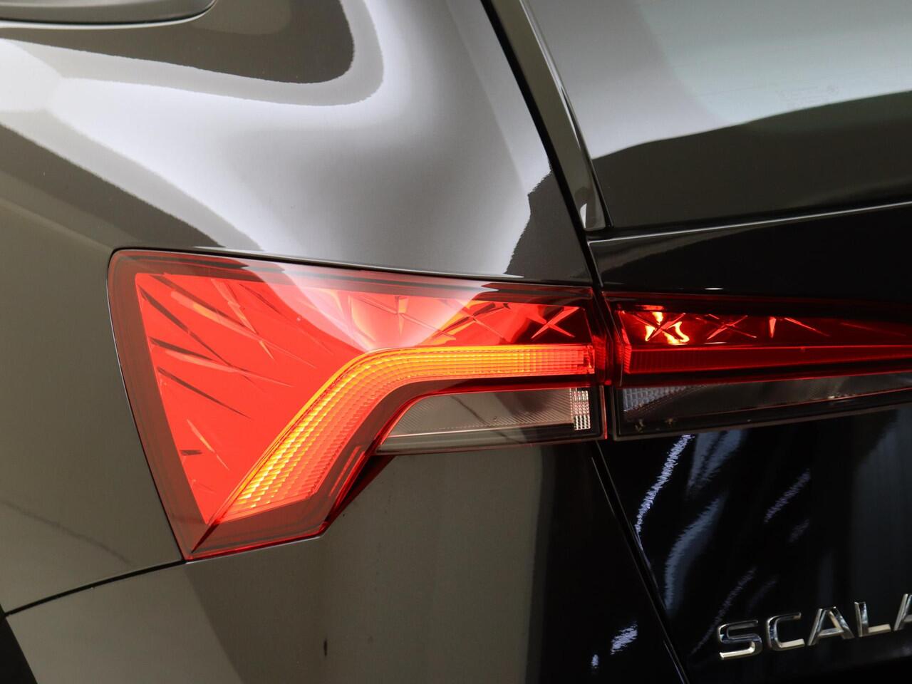 Skoda SCALA 1.0 TSI Sport Business | Parkeersensoren achter | Cruise control | CarPlay | Electronic climate control | Elektrische ramen | Elektrisch verstelbare buitenspiegels |