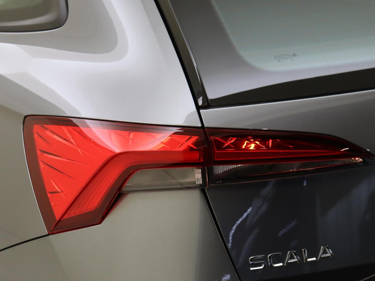 Skoda SCALA 1.0 TSI Active | CarPlay | Airco | Lane- en frontassist | Bluetooth | DAB radio | Regensensor |