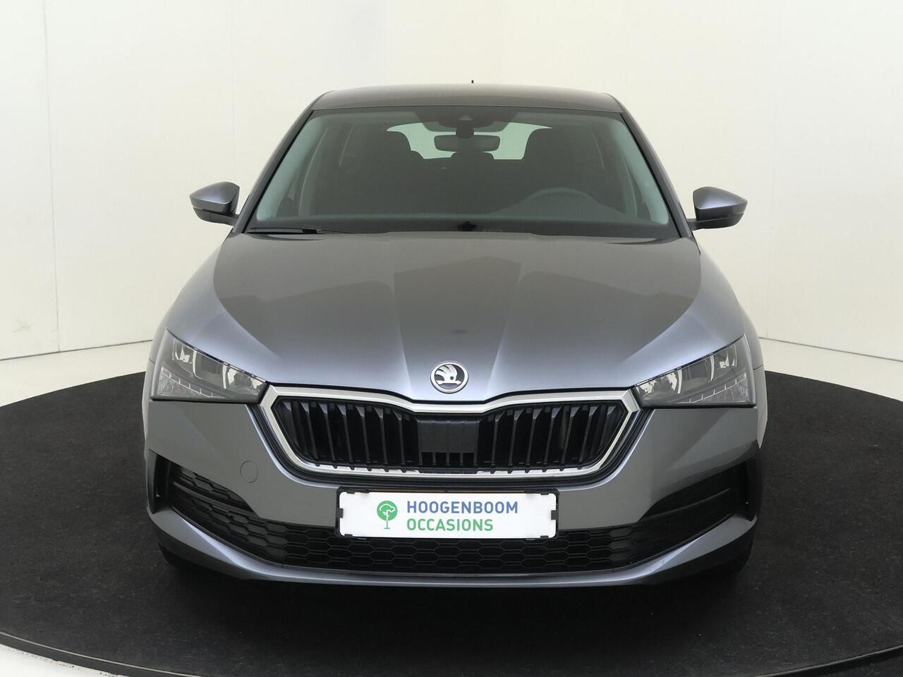Skoda SCALA 1.0 TSI Active | CarPlay | Airco | Armsteun voor | Elektrisch verstelbare buitenspiegels | Bluetooth |