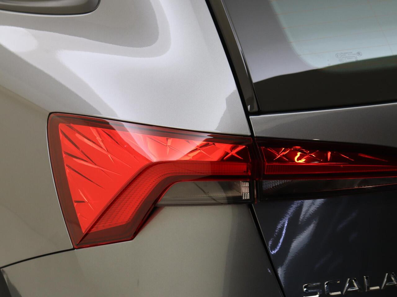 Skoda SCALA 1.0 TSI Active | CarPlay | Airco | Armsteun voor | Elektrisch verstelbare buitenspiegels | Bluetooth |