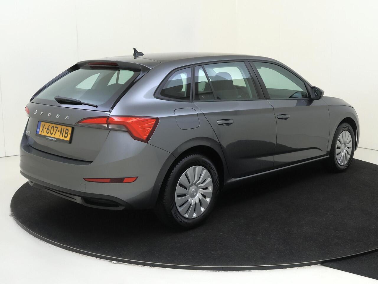 Skoda SCALA 1.0 TSI Active | CarPlay | Airco | Armsteun voor | Elektrisch verstelbare buitenspiegels | Bluetooth |