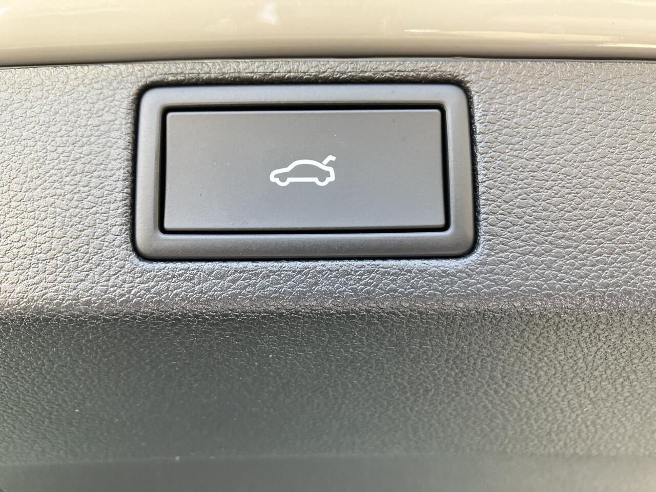 Skoda SCALA Monte Carlo 1.0 TSI 115 PK | 3500,- Inruilpremie | 18" lichtmetalen velgen | Winterpakket | Panorama dak | LED-Matrix