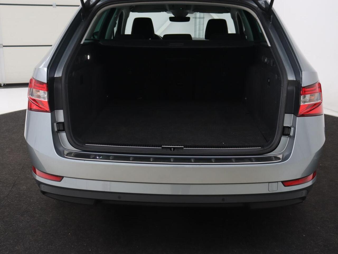 Skoda SUPERB 1.4 TSI iV Business Edition | 1e eigenaar | Stoelverwarming | Camera | Carplay | Full LED | Navigatie | Cruise control | Climate control | PHEV | Plug In