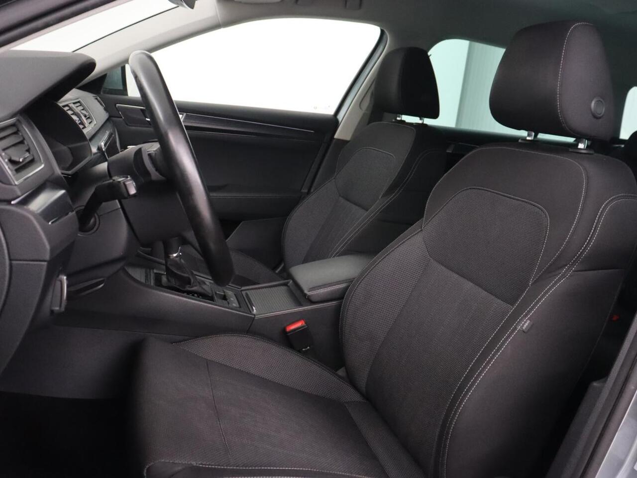 Skoda SUPERB 1.4 TSI iV Business Edition | 1e eigenaar | Stoelverwarming | Camera | Carplay | Full LED | Navigatie | Cruise control | Climate control | PHEV | Plug In